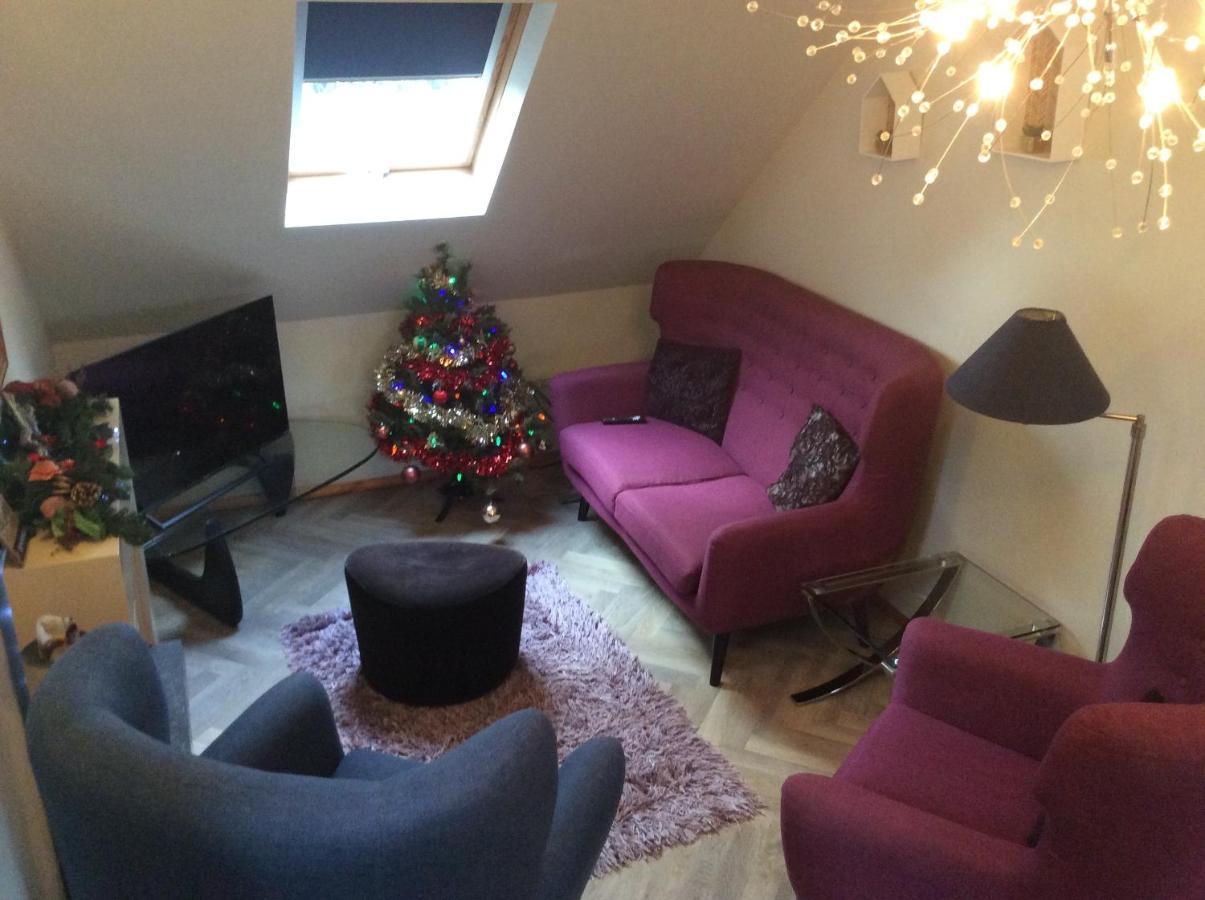 2 Bedroom Furnished Apartment In A Rural Position Stone  Eksteriør bilde