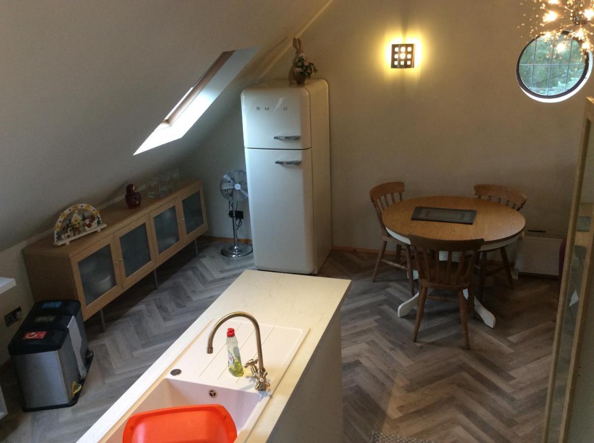 2 Bedroom Furnished Apartment In A Rural Position Stone  Eksteriør bilde